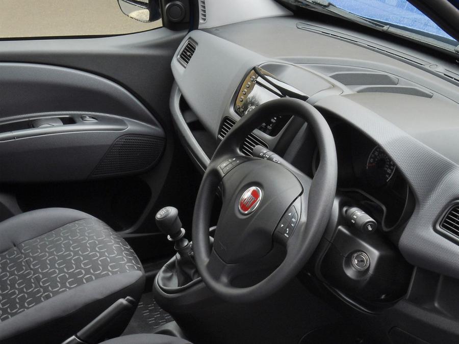  Fiat Doblo Cargo 2010 года  (UK) (фото 2 из 9)